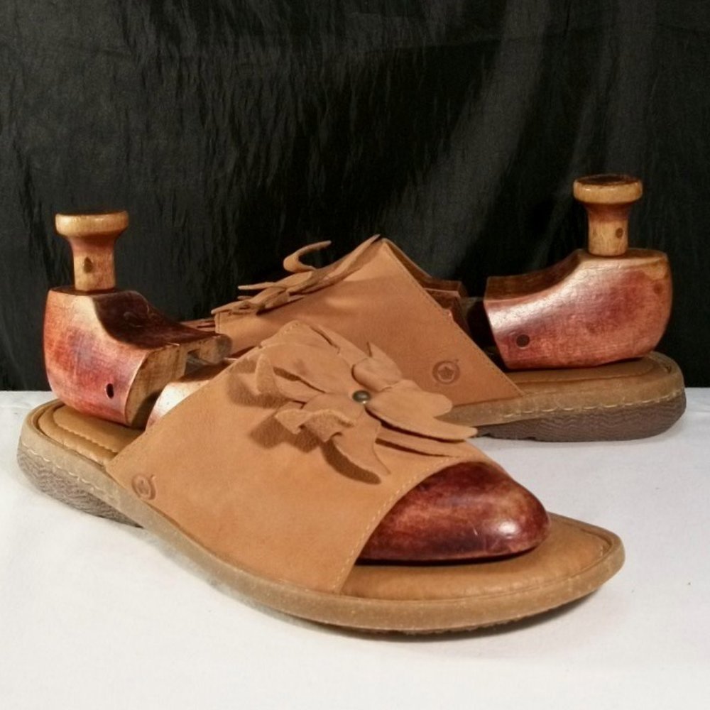 BORN MONICA TAN PREMIUM NUBUCK LEATHER FLORAL SLIDE SANDALS 10M 42 BR0020796